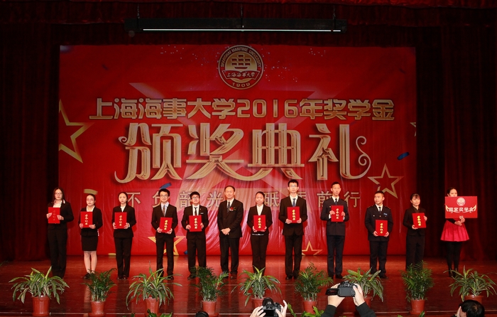1514958505780569.jpg 图 2 金永兴书记为获奖学生颁奖.jpg