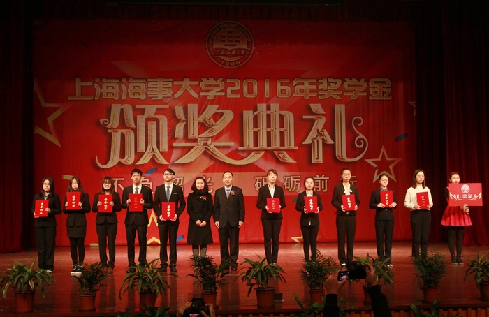 1514958565161066.jpg 图 3 王海威副书记为获奖学生颁奖.jpg