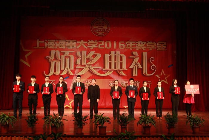 1514958614641944.jpg 图 4 施欣副校长为获奖学生颁奖.jpg