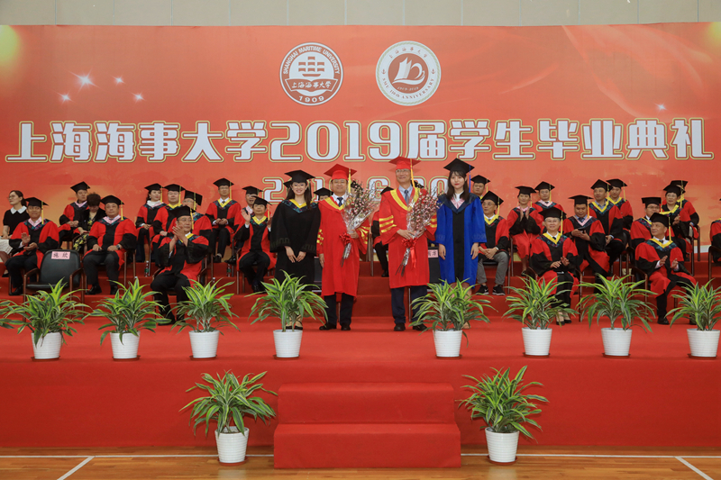毕业生代表向母校赠送礼物 毕业生代表向母校赠送礼物